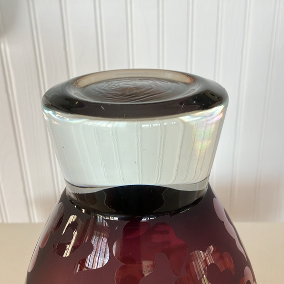 Beautiful Glass Amethyst Heavy Vase With Frosted Detail, Thick Clear Bottom - Picture 5 of 12